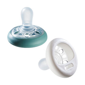 Tommee Tippee Breast-Like Pacifier, Includes Sterilizer Box (0-6m, 2 Count)