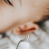Fridababy - Le sélecteur d'ongles et d'oreille 3 en 1 nettoie en toute sécurité les cuissards, la cire d'oreille et plus de bébé