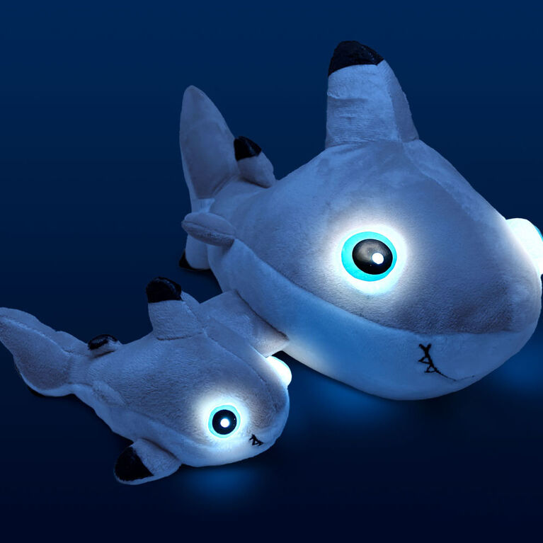 Ensemble NightBuddies and BabyBuddies Requin Beige de 15" and 5" en Peluche Yeux Lumineux