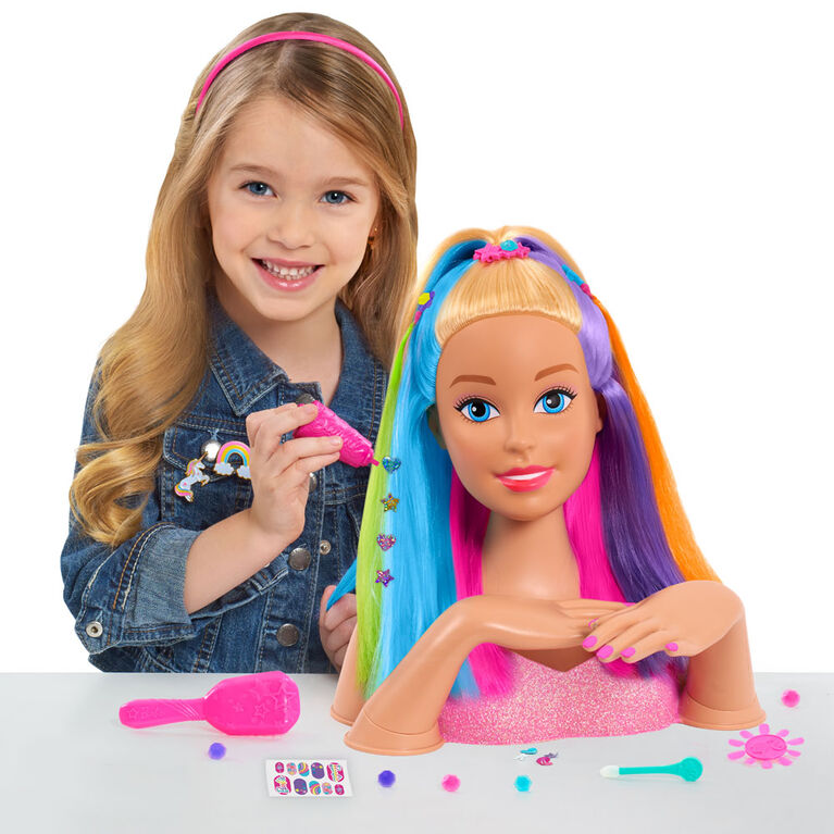 Barbie Et Son Dressing De Luxe Tête de Coiffure De Luxe Barbie Arc-En-Ciel - Cheveux Blonds - Notre