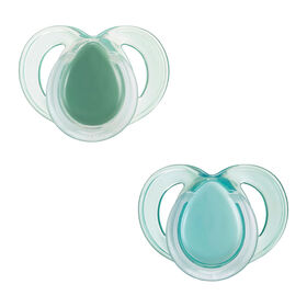 Tommee Tippee Chupete Nocturno, 18-36m, Vaina Esterilizadora Reutilizable, Colores Surtidos, Pack de 2