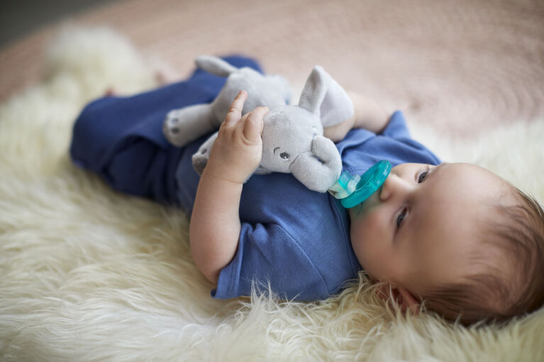 Philips Avent - Peluche éléphant et suce pour bébé de 0 à 3 mois Soothie Snuggle.