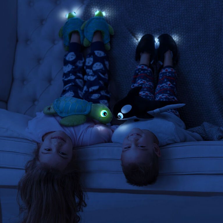 Chaussons NightBuddies Tortue Verte en Peluche Yeux Lumineux