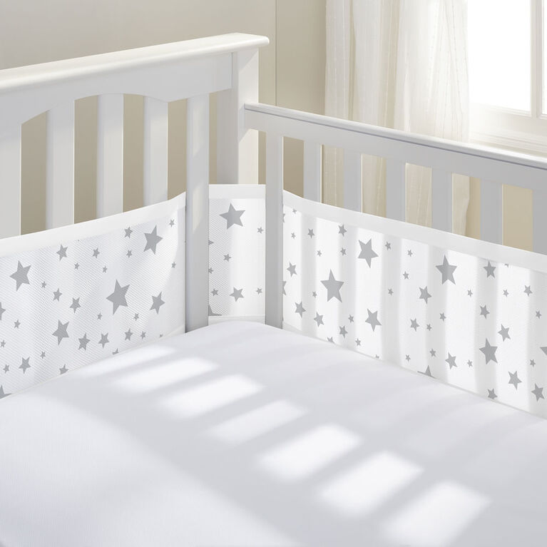 BreathableBaby Doublure en maille respirante - Collection Classique - Étoile blanche et grise - Convient aux berceaux à lattes à quatre côtés et aux berceaux à dos solide - Anti-pare-chocs