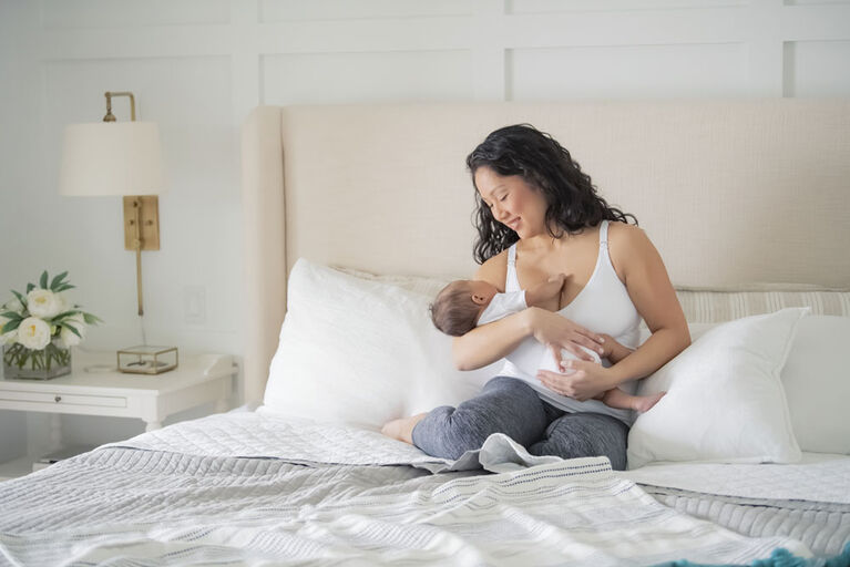 Camisole confortable de maternité et d'allaitement Medela, moyen blanc