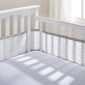 BreathableBaby Doublure en maille respirante - Collection Classique - Chevron Gris - Convient aux berceaux à lattes à quatre côtés et aux berceaux à dos solide - Anti-pare-chocs