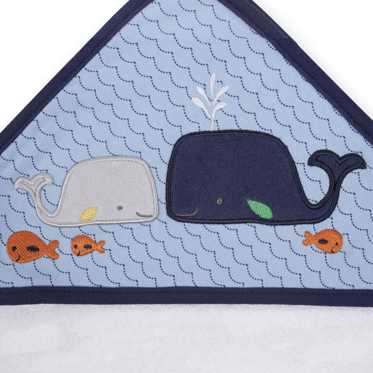 Ensemble de cape de bain et débarbouillette de Koala Baby baleine bleu.