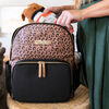 Petunia Pickle Bottom - District Backpack 5 Piece Set in Leopard - Sac à langer en similicuir