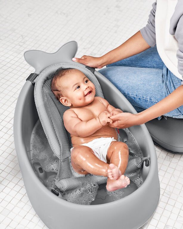 Baignoire Moby à 3 étapes avec hamac réglable de Skip Hop - Gris.