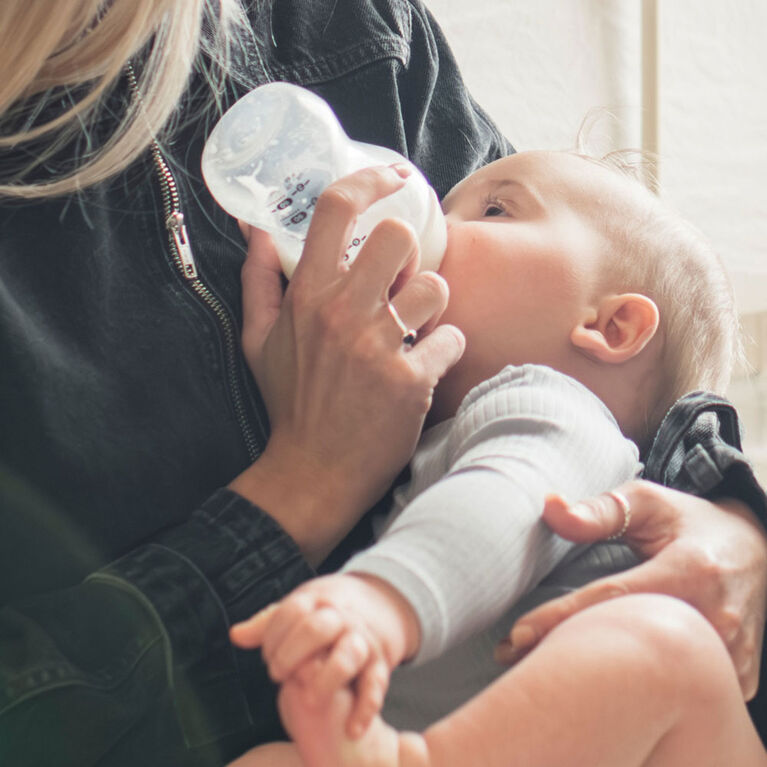 Biberons Tommee Tippee, Biberon anti-colique Natural Start avec tétine à débit lent semblable au sein, 148 ml (5 oz), 0m+, autostérilisation, essentiels pour l'alimentation de bébé, lot de 2