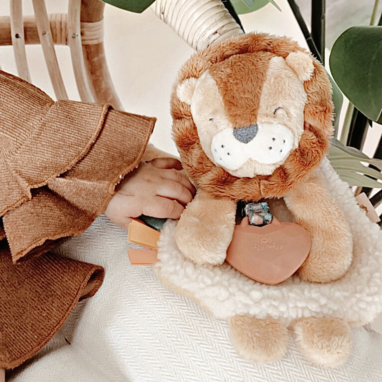 Itzy Lovey Lion