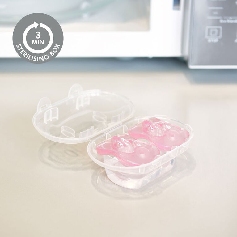 La nouvelle Sucette une pièce SILICONE SOUPLE Medela Baby est conçue pour soutenir la succion naturelle de bébé, sans BPA, légère et orthodontique. 0-6 mo Fille