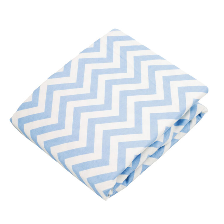 Kushies drap contour en flanelle pour table a langer - chevron bleu.