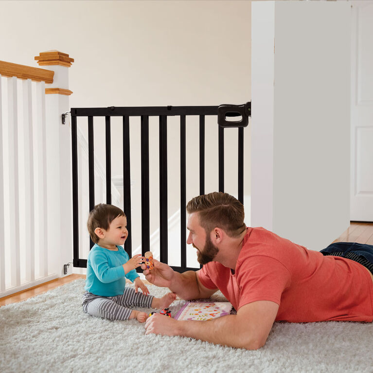 Enfants Sur Des Escaliers Enfant Entrant Dans La Nouvelle Maison Photo  stock - Image du neuf, bois: 141689894