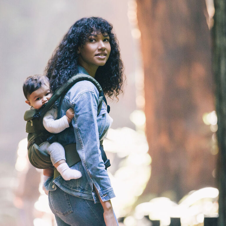 Porte Bebe Ergonomique Tout En Un Ergobaby Omni 360 Cool Air Mesh Vert Kaki Babies R Us Canada
