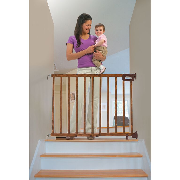 Summer Infant Stylish & Secure Deluxe Wood Top of Stair Gate